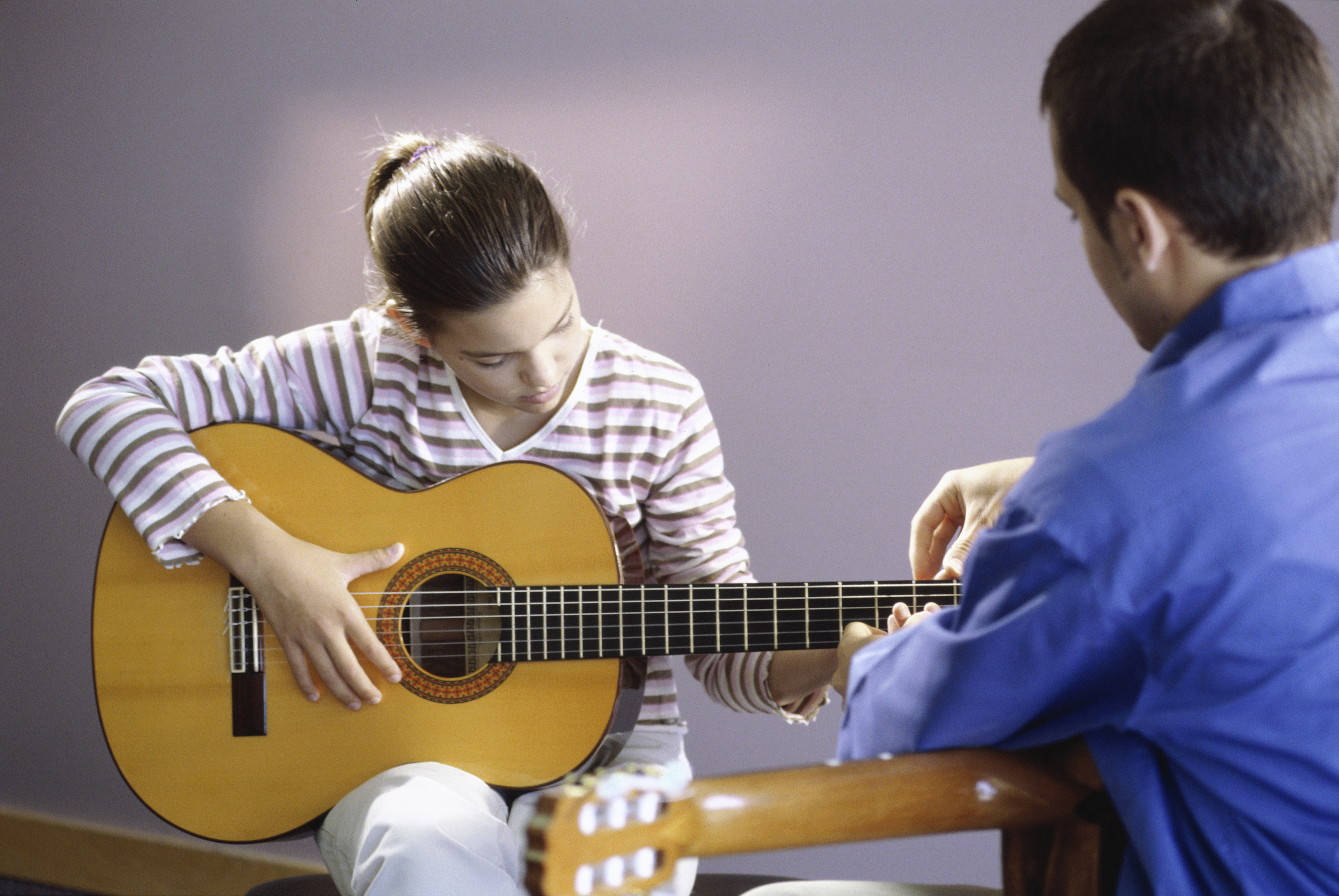 Бесплатные видео уроки игры на гитаре. Музыкальная школа Виртуозы. Уроки гитары. Игра на гитаре. Занятия на гитаре.